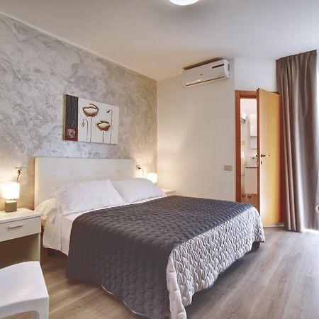 Hotel Augusta Caorle Exteriör bild